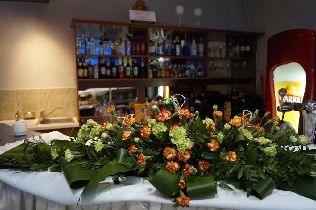 Hotel Mikorzyn Ślesin Екстериор снимка