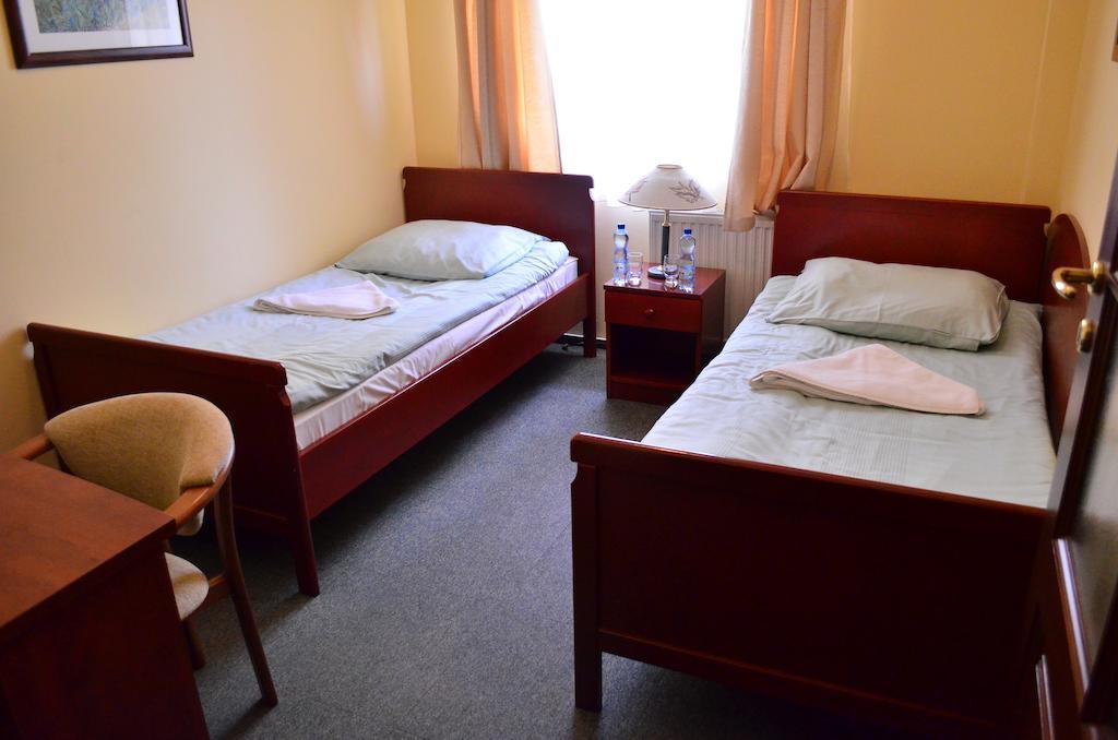 Hotel Mikorzyn Ślesin Стая снимка