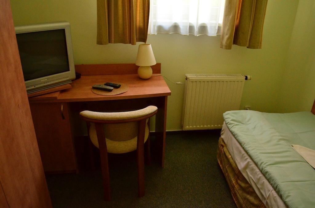 Hotel Mikorzyn Ślesin Стая снимка