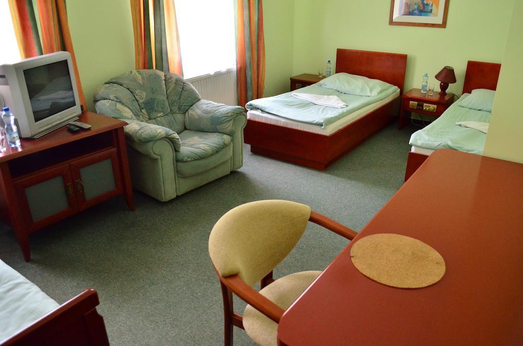 Hotel Mikorzyn Ślesin Стая снимка