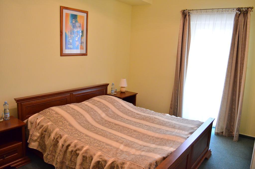 Hotel Mikorzyn Ślesin Стая снимка