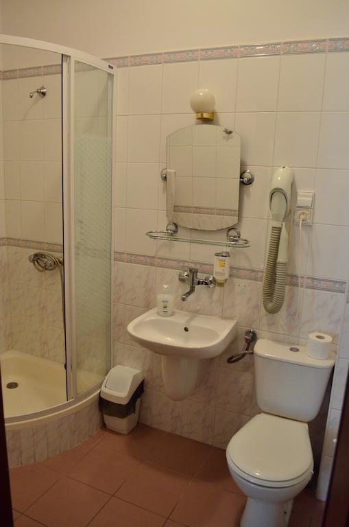 Hotel Mikorzyn Ślesin Стая снимка
