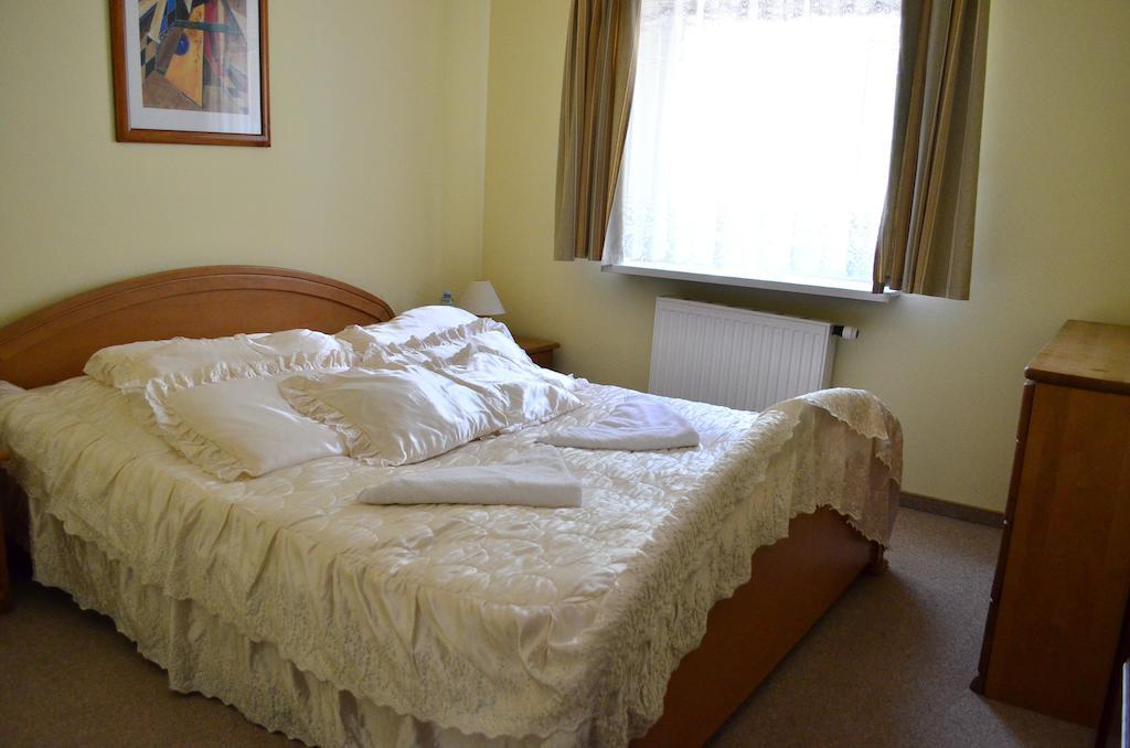 Hotel Mikorzyn Ślesin Стая снимка